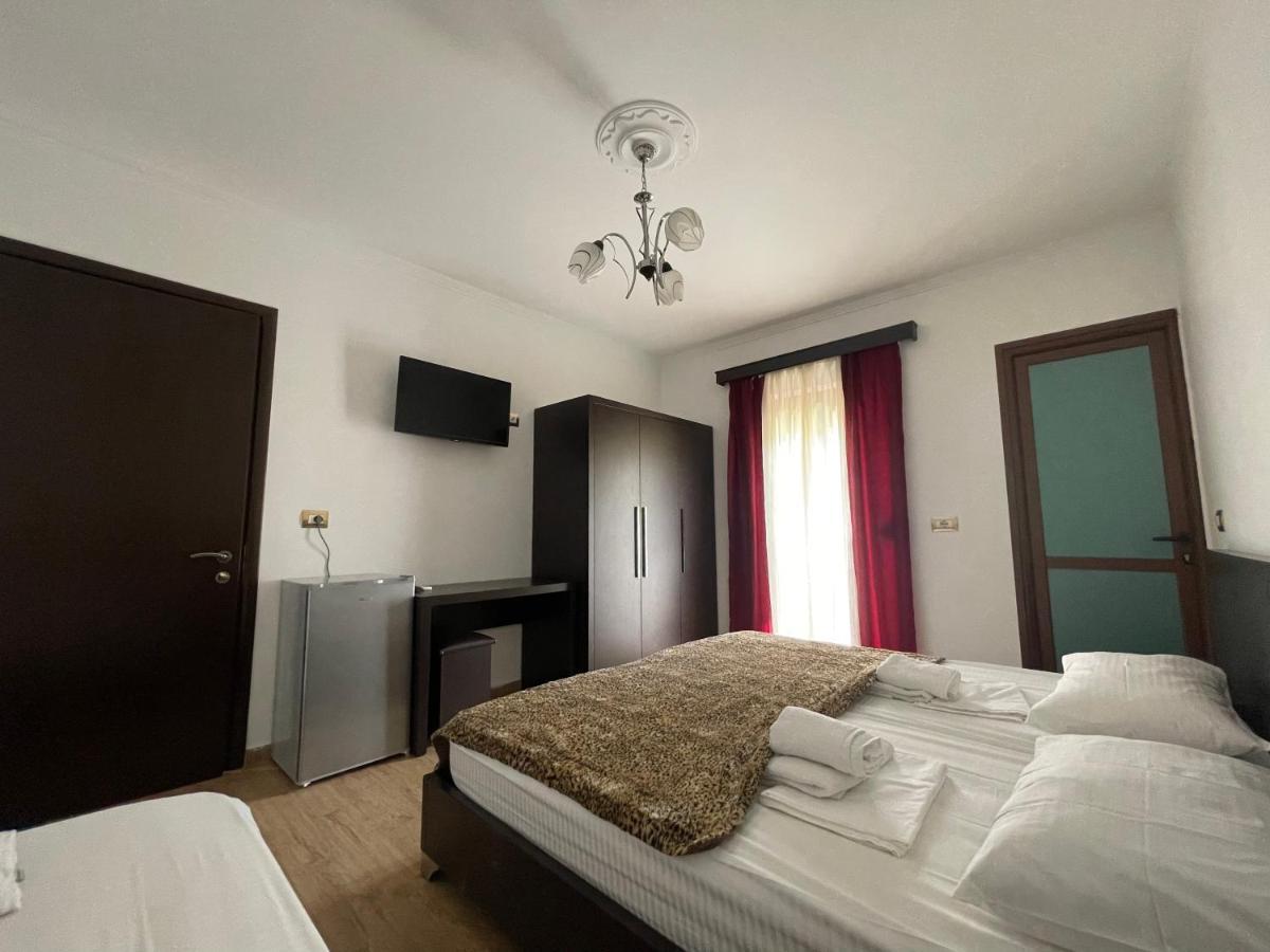 Centre Hotel Berat Bagian luar foto
